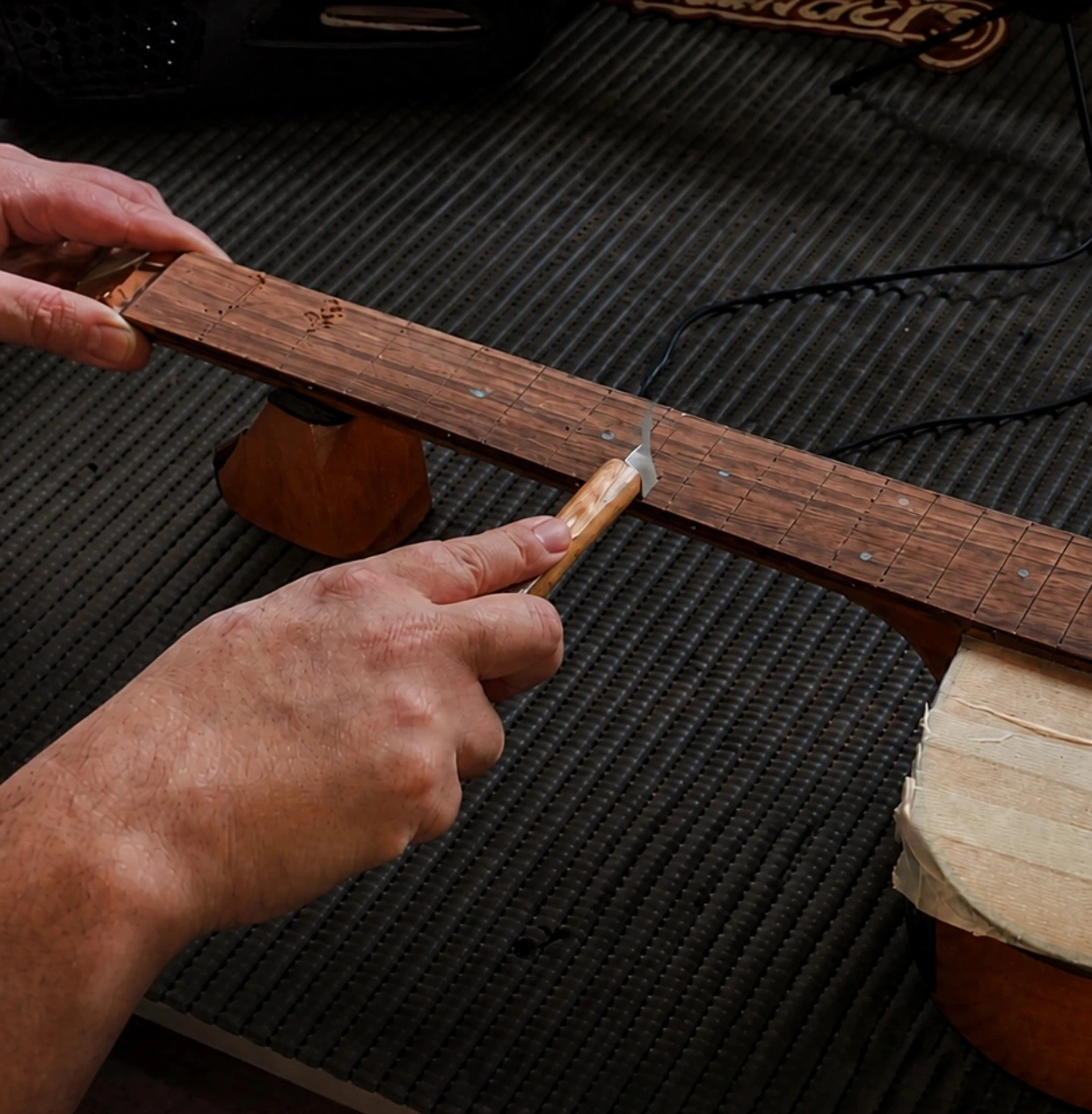 Troca completa de trastes em instrumentos de corda na Anders Custom Music em Dourados